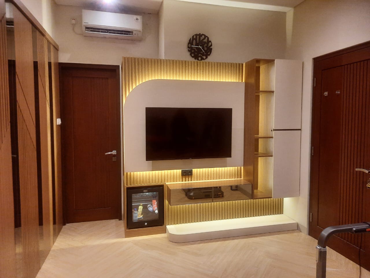 TV Wall Modern Minimalis — Arsitektur & Interior oleh ARTUDIO