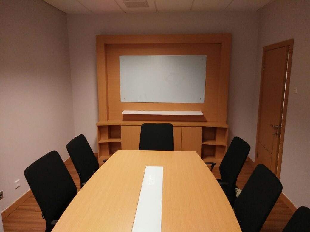 Meeting Room Modern — Interior Perkantoran oleh ARTUDIO